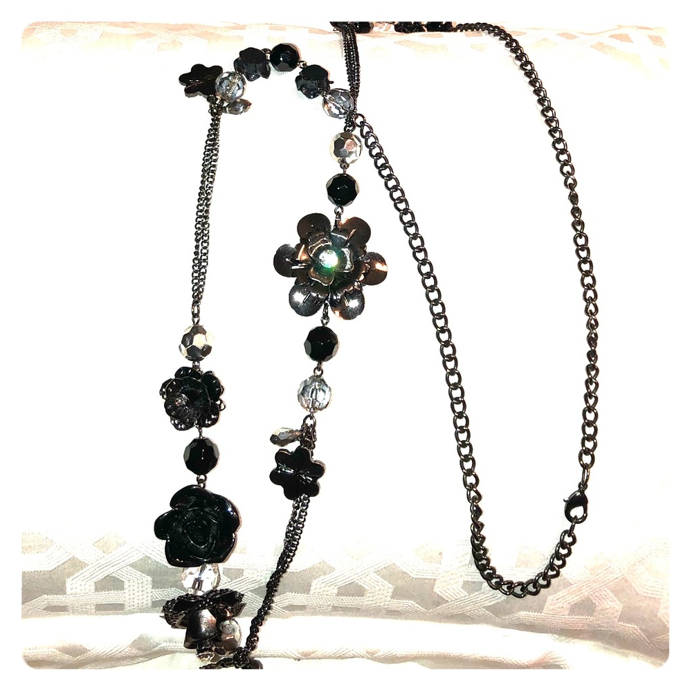 Black Neckless with chunky flower details.